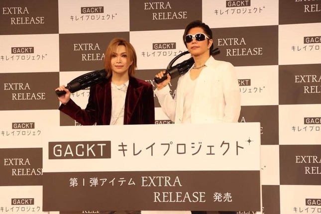 「エクストラリリース」を持つ鬼龍院さん（写真左）とGACKTさん