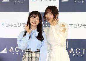 仲良くポーズを決める武藤十夢さん（写真左）と篠田麻里子さん