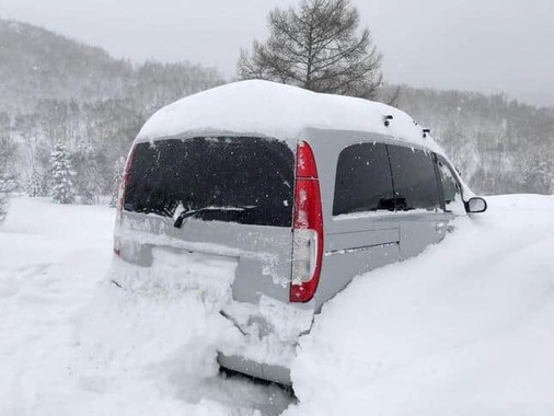 車を運転中、雪で立ち往生したらどうすれば（写真と記事は関係ありません）