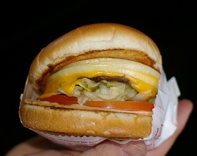 お気に入りのチーズバーガー。単品注文であれば$1.99。ちなみに、ハンバーガーコンボ($4.28)、ダブルダブルバーガーコンボ（$5.58）