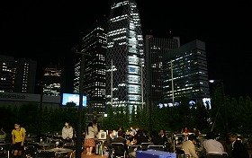 西新宿の夜景が一望できる開放的なロケーションでぐいっと一杯