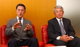 森永製菓の亀井優徳さん（左）と高橋俊雄さん（右）