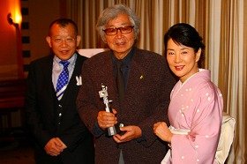 左から笑福亭鶴瓶さん、山田洋次監督、吉永小百合さん