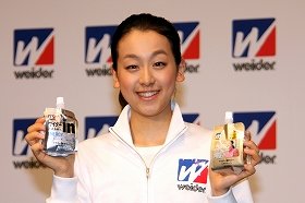 「金色ウイダー」を手に笑顔を見せる浅田真央選手