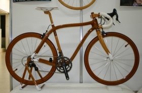 ハンドメイド自転車が多数登場（写真はマホガニー製ロードバイク7号機）