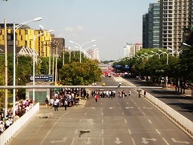 デモが最大となった9月18日は晴天で空気も澄んだ「デモ日和」だった。封鎖された亮馬橋路。