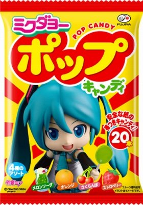 ファミリーマートで発売されるコラボ商品。「安全な紙の棒つきキャンディ！」の文字がシュール