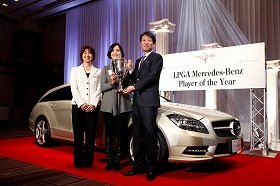 「LPGA Mercedes-Benz Player of the Year」初代女王に輝き、「CLS シューティングブレーク」を贈られた全美貞選手（12月13日、都内で）