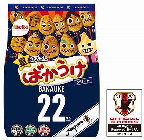 サムライブルー着た「ばかうけ」　食べながらサッカー応援を