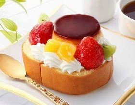 プリンとフルーツがたっぷり　セブンイレブンの年末年始限定「ロールケーキ」