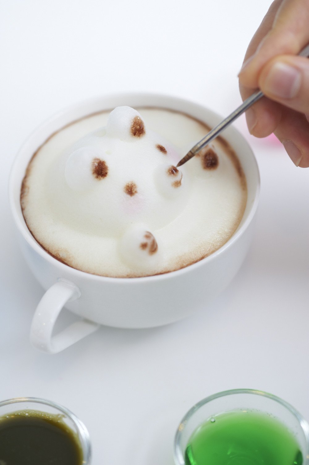 濃いめのコーヒーやチョコレートシロップなどで仕上げ