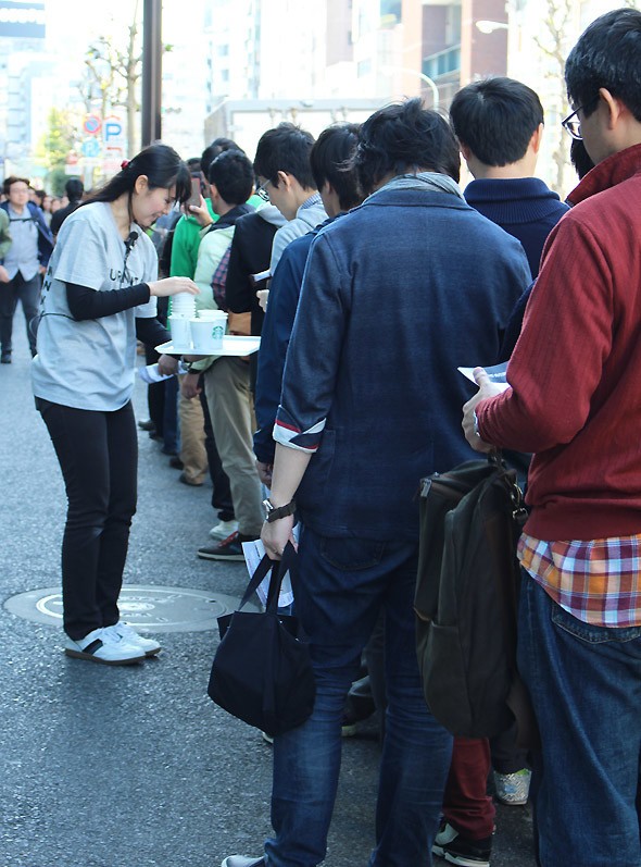 並んでいる人にドリンクを無料サービス