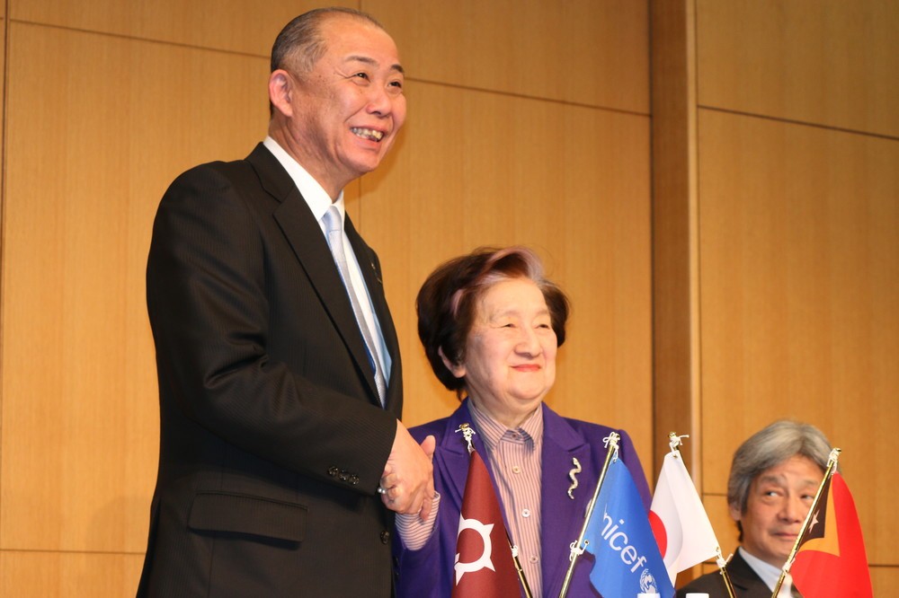 大野市の岡田高大市長（左）と日本ユニセフ協会の赤松良子会長（右）