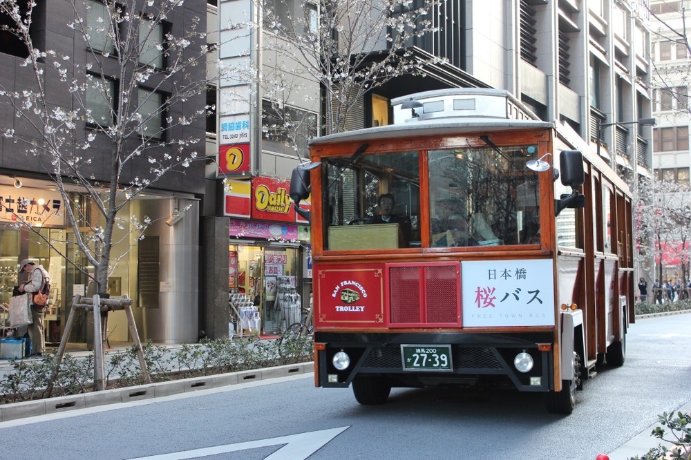 日本橋の桜の名所を気軽に回れる桜バスの運行も