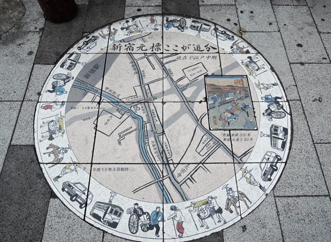 JTB CLOCKの直下の歩道には、「新宿元標ここが追分」の地図が埋め込まれている