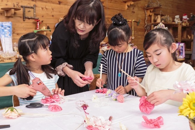 タマネギ使った染物体験、オリジナル髪飾り作り...ラフォーレ修善寺40周年企画「遊んで学ぼ！ワークショップ」