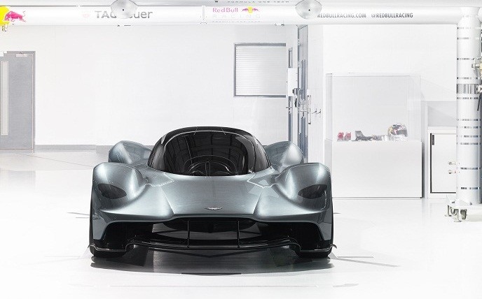 アストンマーティンとレッドブル・レーシングが発表した革新的なハイパーカー、コードネーム「AM－RB001」