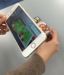 チョコボールARtoyで遊んでいる様子