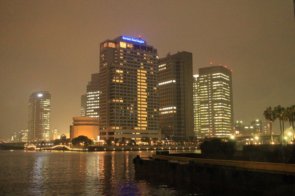 天王洲の夜景。第一ホテル東京シーフォートが見える