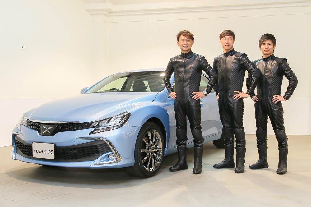 新型マークXと芸術的な走行を実現した3人のトップドライバー。(左から)脇阪寿一さん、石浦宏明さん、大嶋和也さん