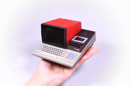 79年発売のシャープ「MZ-80C」を1/4の手のひらサイズで再現　「パソコンミニ」第1弾