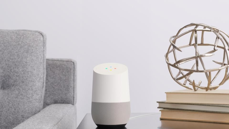 「OK Google」の一声で優秀アシスタントに　タイマーも乗り換えも教えてくれる「Google Home」