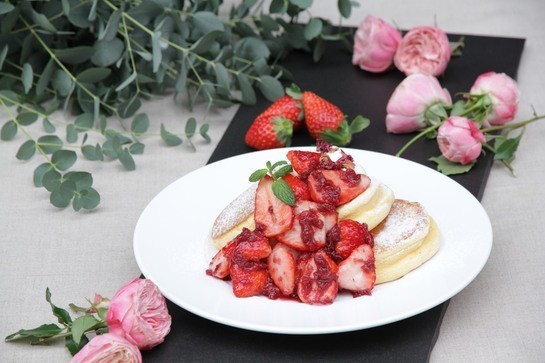 「幸せのパンケーキ」銀座店オープン　ふわっふわな「薔薇と国産いちごのパンケーキ」先行発売