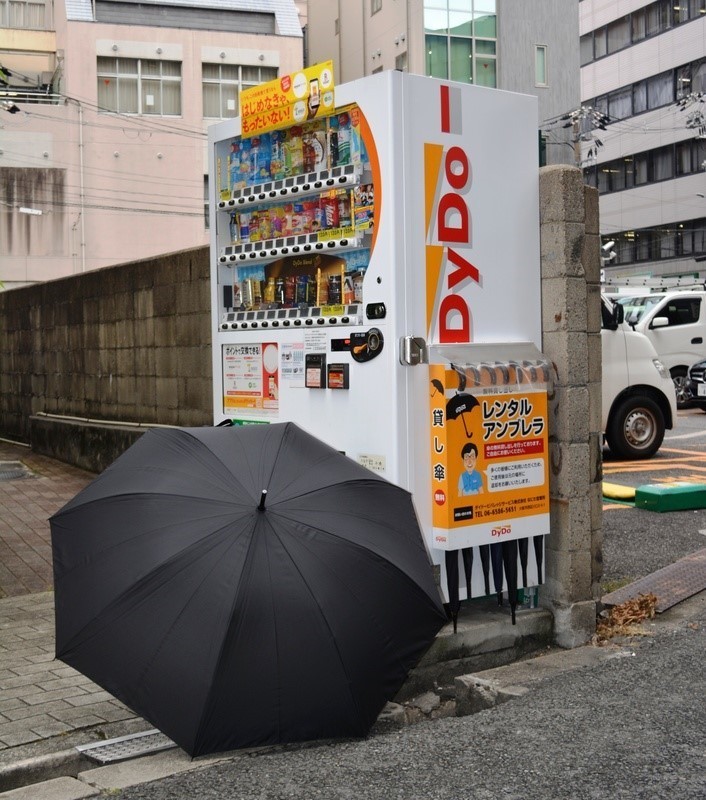 駅や電車の「忘れ傘」を再活用 ダイドーの自販機で「レンタルアンブレラ」