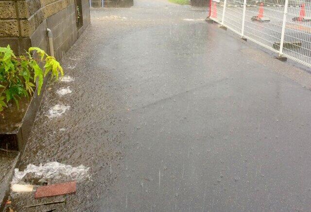 大雨で道路冠水のなか避難　見えなくなった側溝、境目分からず落下が怖い