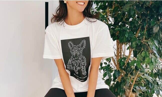 売り上げが保護犬団体に寄付されるデザインTシャツ