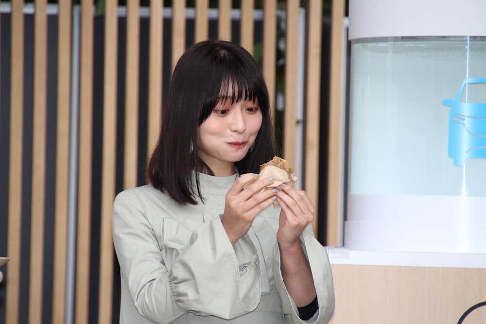 「くるみのソイケーキ」のおいしさに目を見開く長濱さん