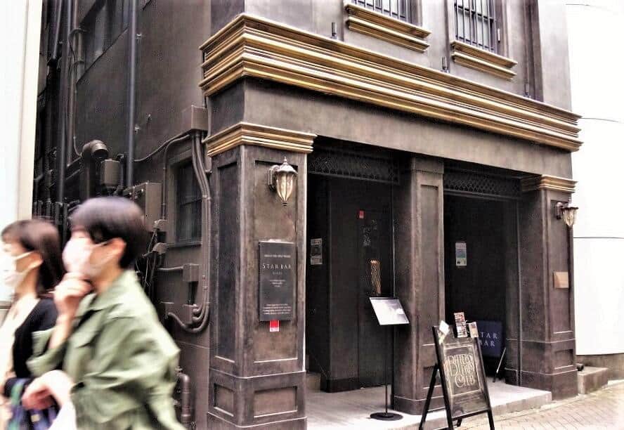 「STAR BAR GINZA」はこの建物の地階に＝銀座1丁目の並木通りで