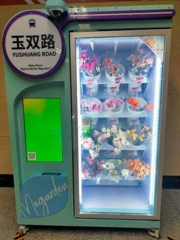地下鉄駅にあった花の自販機。こちらもキャッシュレス