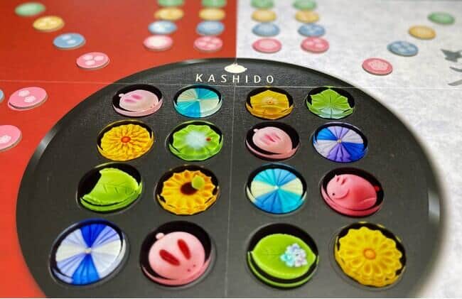 4色の「和菓子タイル」並べ替えるボードゲーム　 KADOKAWA「菓子道」
