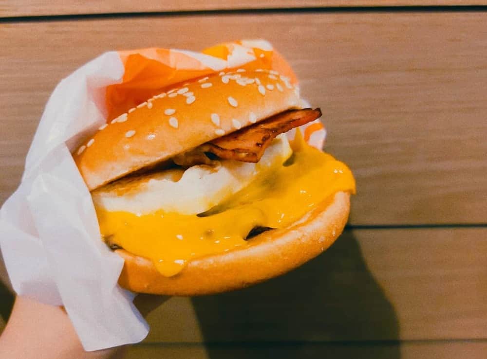 マクドナルド「月見バーガー」ひときわ人気の秘密　「目玉焼き」他にもあるが