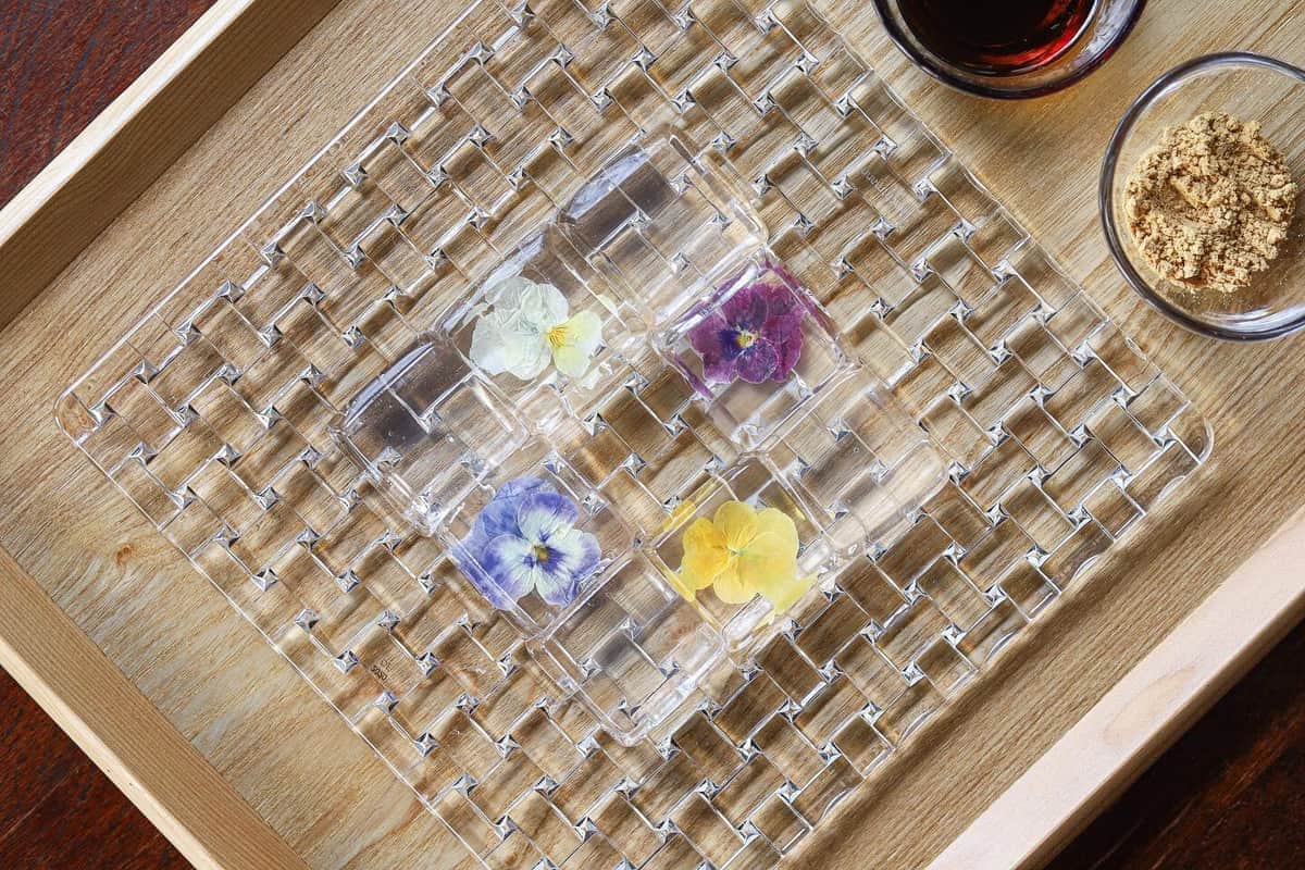 「水晶餅」透明ぷるぷる新食感のデザート　 澄んだなかに花の色が映える