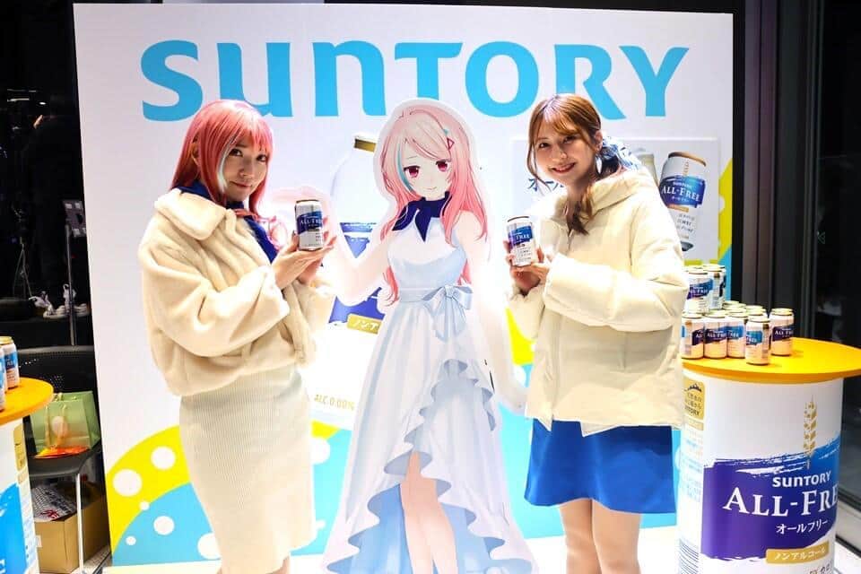 「Shibuya Sakura Stage」のサントリーブースでは、大人になった「Vketさん」のコスプレをしたコスプレイヤーが登場し、オールフリーの無料配布を実施