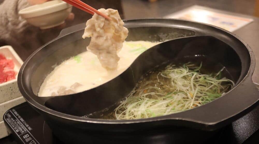 火が通った肉を持ち上げると「博多豚骨だし」の良い香りがして、今にも食べたくなる