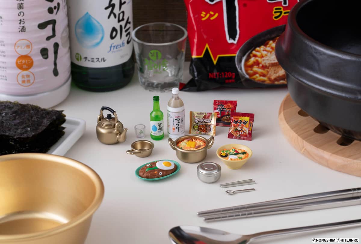 「辛ラーメン」や「JINRO マッコリ」がミニフィギュアに　韓国グルメや食器を再現