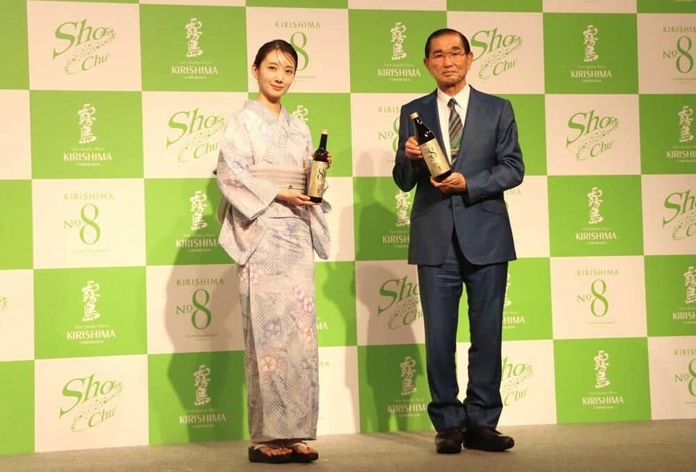 波瑠さんと霧島酒造代表取締役・江夏拓三さん（写真右）