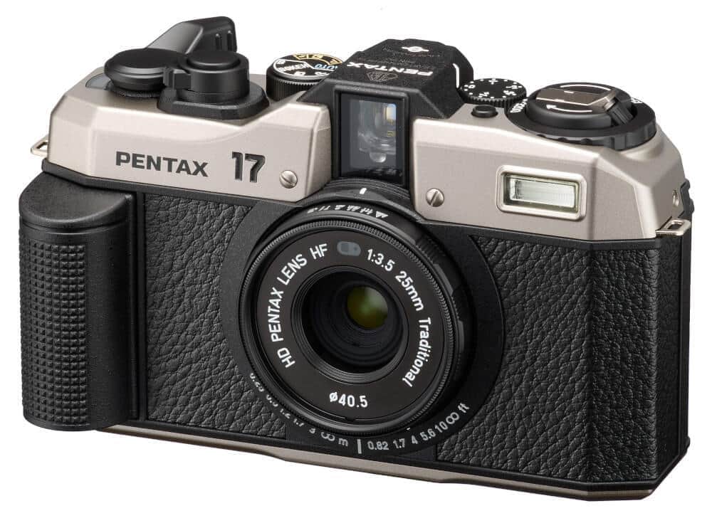 フィルムコンパクトカメラ「PENTAX 17」　初心者でも安心してフィルムをセットできる