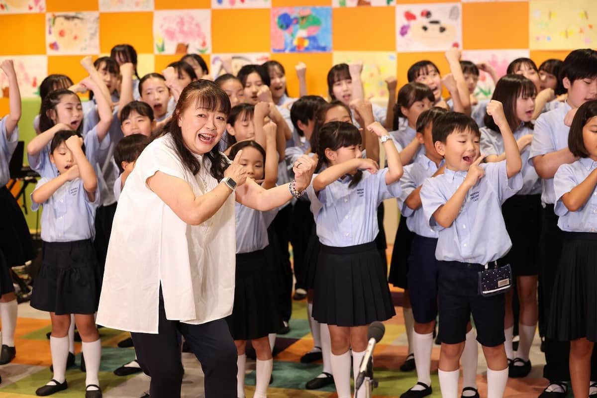 子どもたちが歌とダンスを披露した