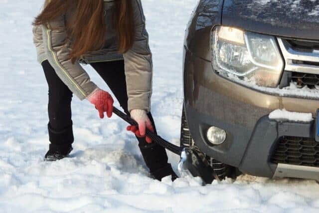 車が雪で立ち往生し走行できくなったら、どうすれば