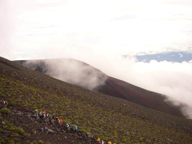 富士山、外国人殺到で大混雑　「入山料任意で1000円」にスタジオ沸騰（めざまし８）